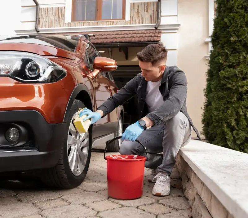 Lavage auto à domicile Bugeat : professionnel intervenant sur un véhicule